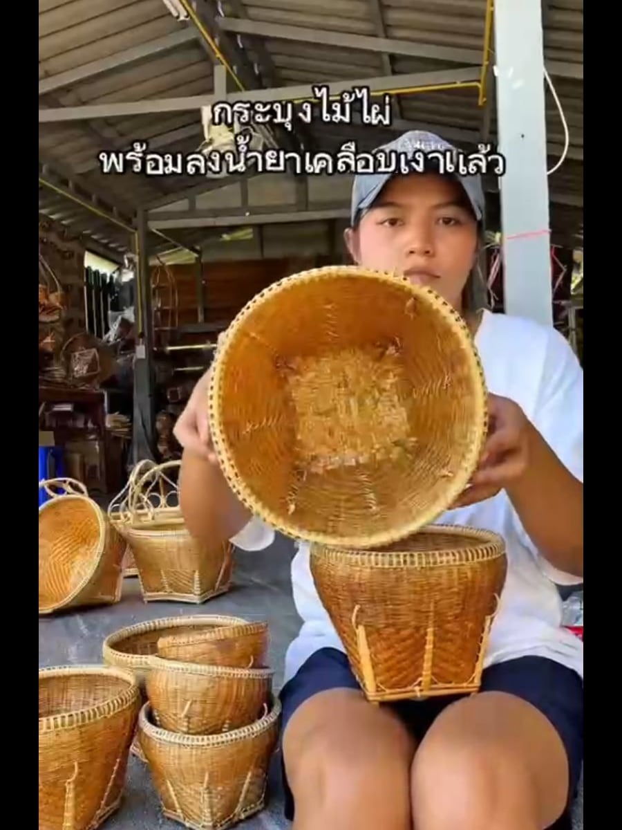 ช่างหญิงกำลังขึ้นรูปงานจักสาน