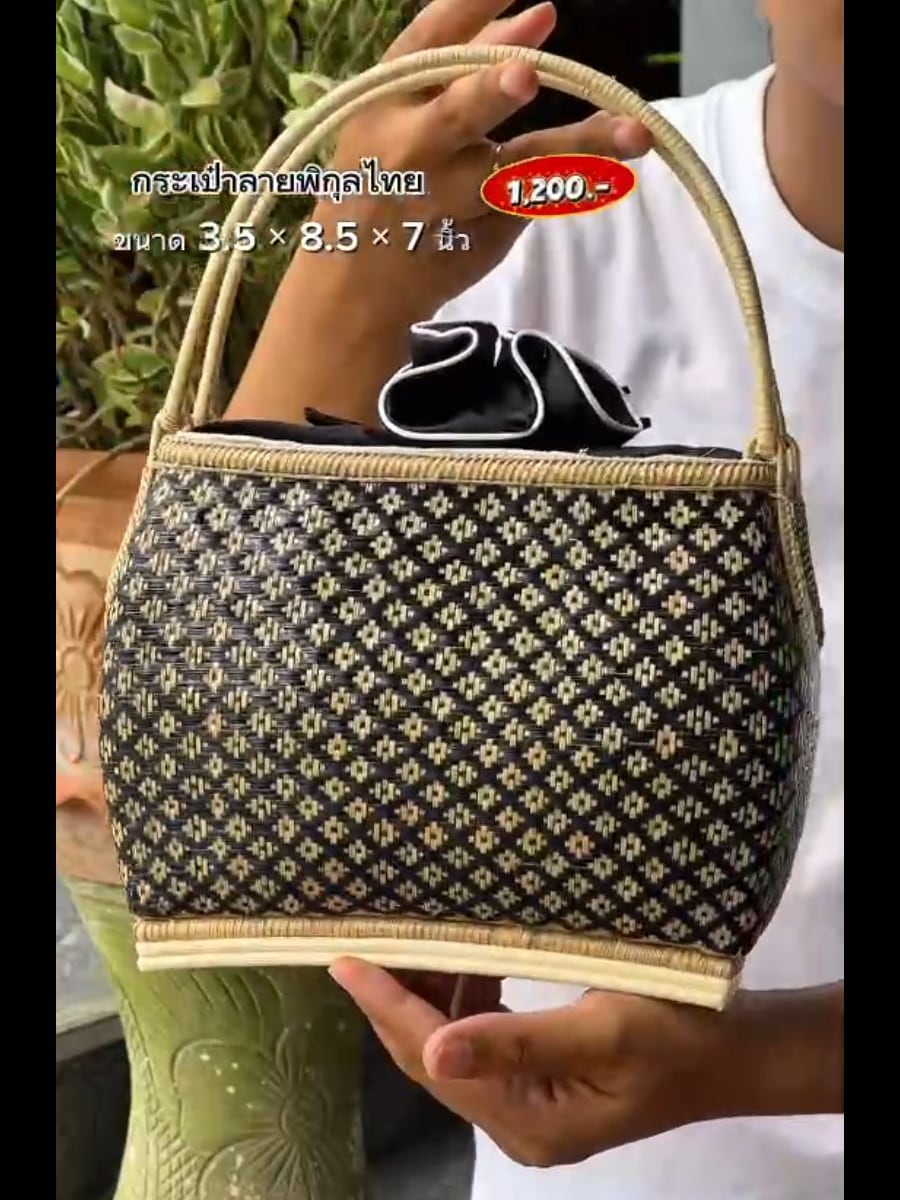 ช่างหญิงสูงวัยกำลังเก็บรายละเอียดลายสาน