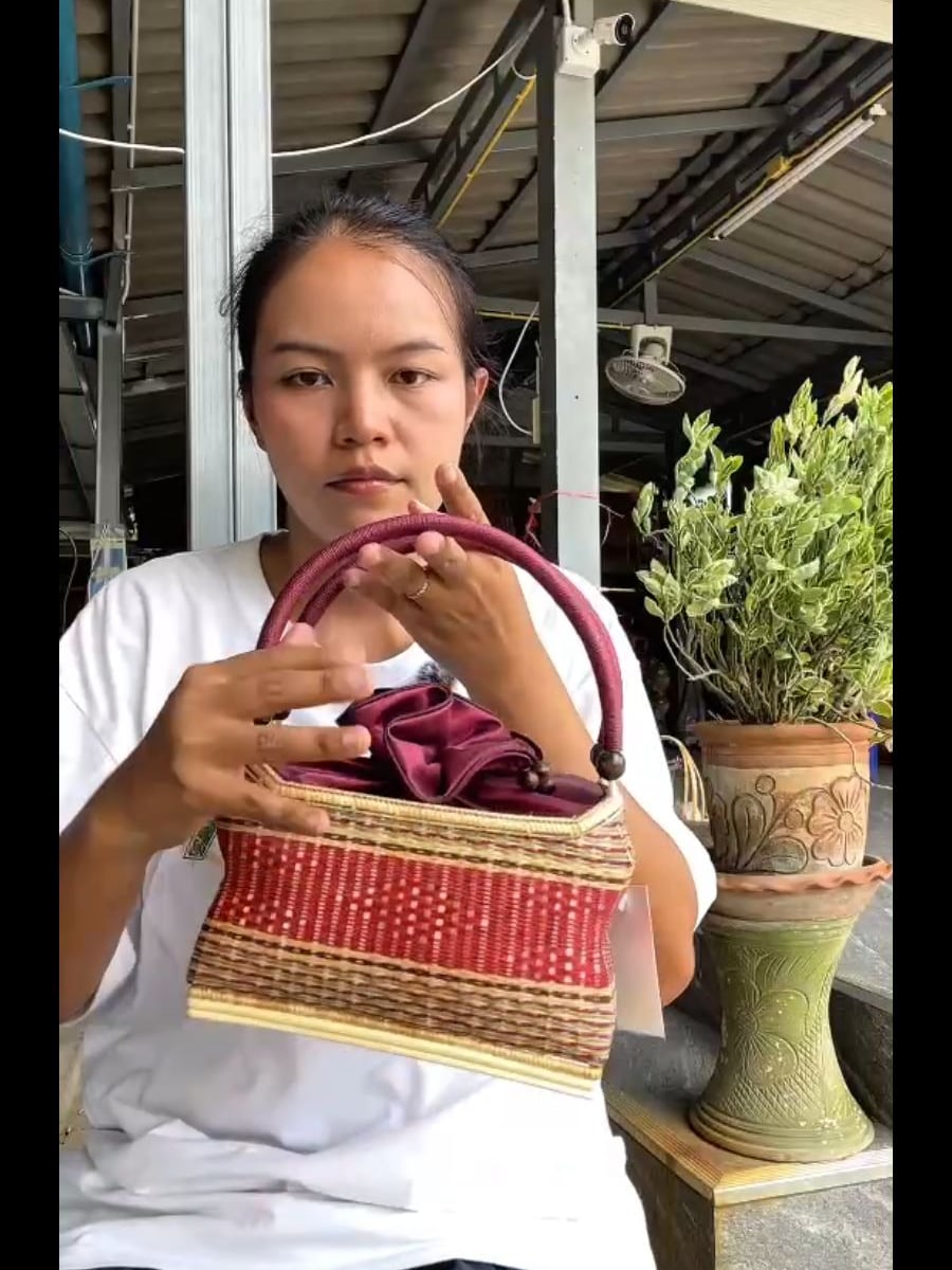 ช่างกำลังทำงานกลางพื้นที่ธรรมชาติของชุมชน