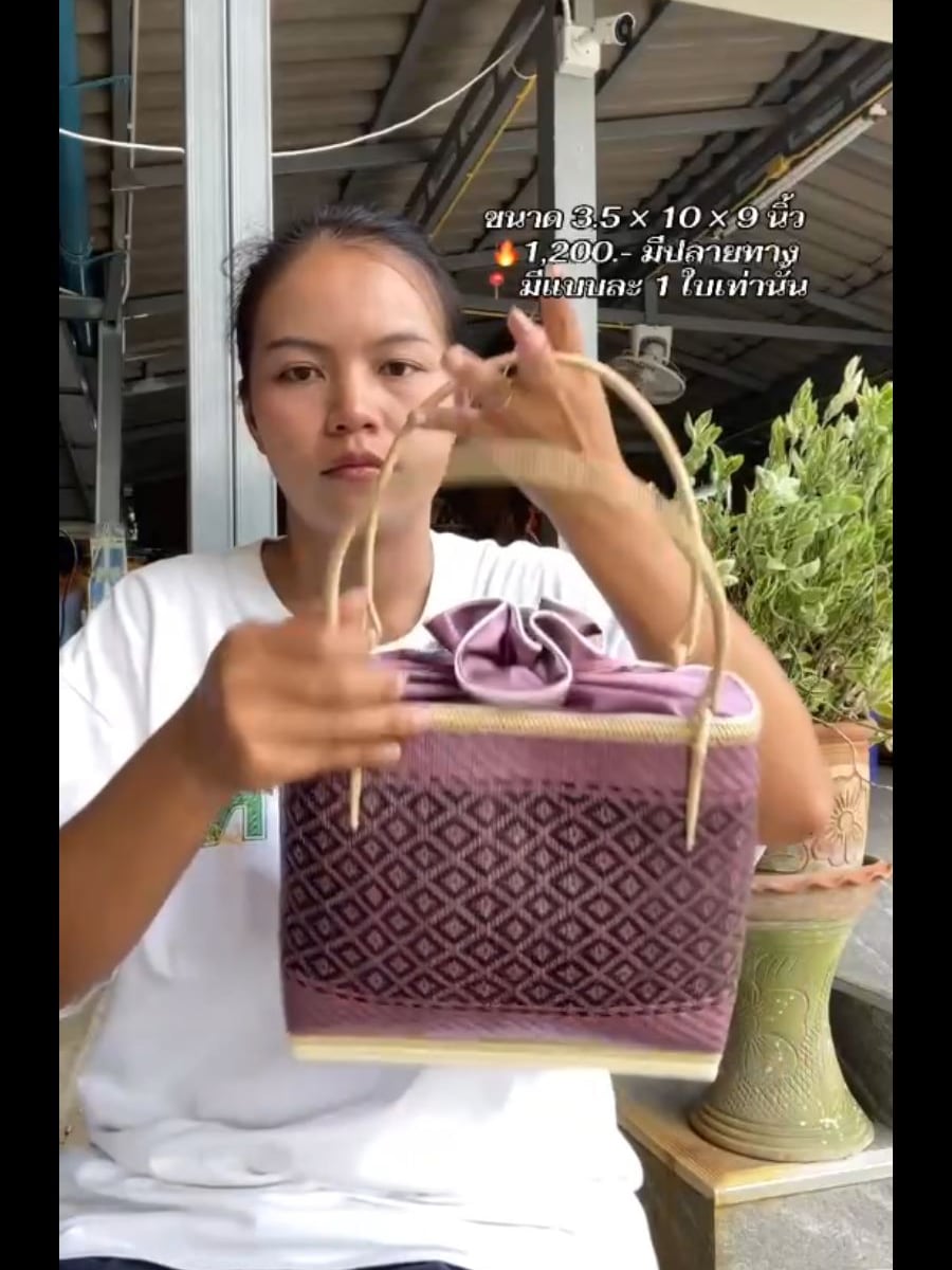 ช่างชายกำลังสานตะกร้าหลายใบในพื้นที่ทำงาน